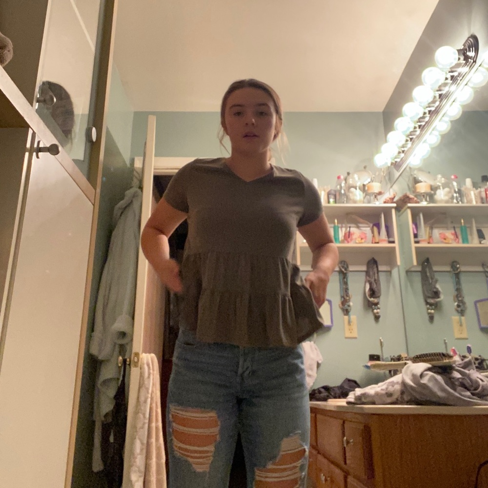 Ripped mom jeans (too big for me)